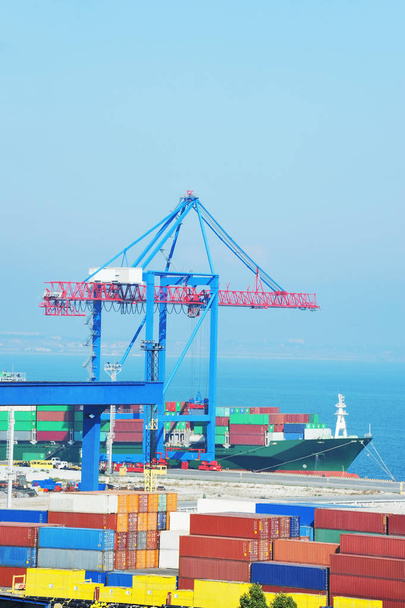 Grue cargo portuaire, navire et conteneur
 - Photo, image
