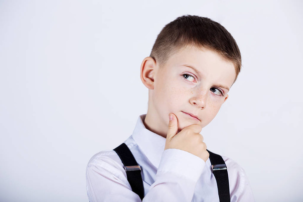 Thinking child-Portrait of a little boy thinking deeply about something - Foto, imagen