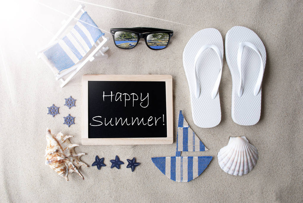 Ηλιόλουστο μαυροπίνακα στην άμμο με κείμενο καλό καλοκαίρι - Φωτογραφία, εικόνα