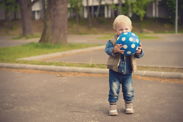 futbol oynayan mutlu çocuk - Fotoğraf, Görsel