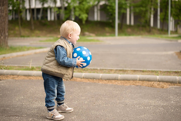 Happy kid playing football - Zdjęcie, obraz