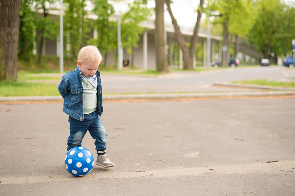 Happy kid playing football - Foto, afbeelding