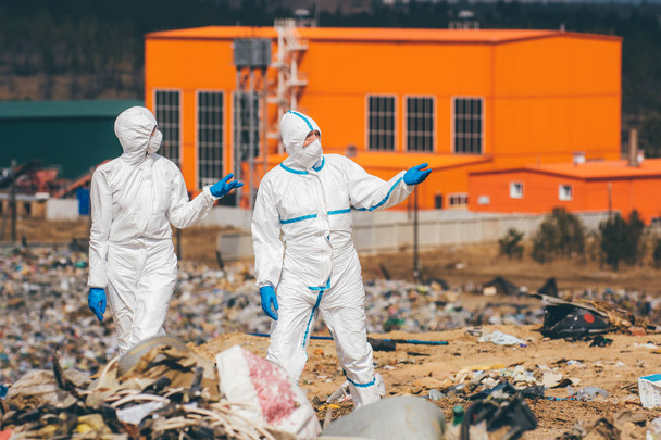 reciclagem de trabalhadores que pesquisam sobre o aterro
 - Foto, Imagem