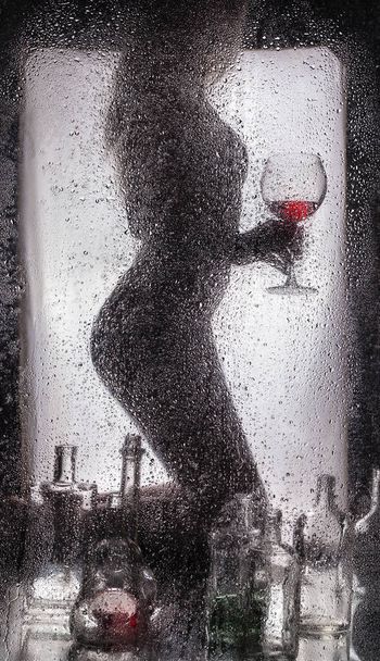 Naked girl behind a wet glass - Fotoğraf, Görsel