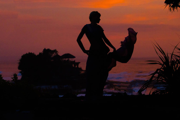 Mädchen bei Sonnenuntergang am Meer. - Foto, Bild