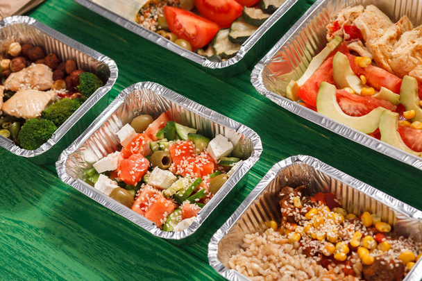 Zdravé jídlo odnést oběd polí na zelené dřevo - Fotografie, Obrázek