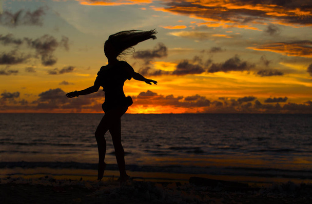 Mädchen bei Sonnenuntergang am Meer.  - Foto, Bild