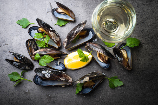 Boiled mussels and white wine - Fotoğraf, Görsel