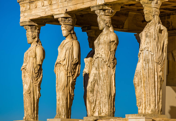 Marmurowe posągi coryatids w świątyni na Akropol. - Zdjęcie, obraz