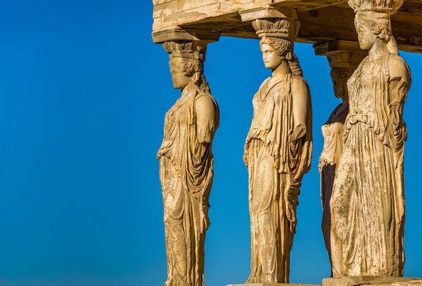 Akropolis tapınağında coryatids antik mermer heykelleri. - Fotoğraf, Görsel