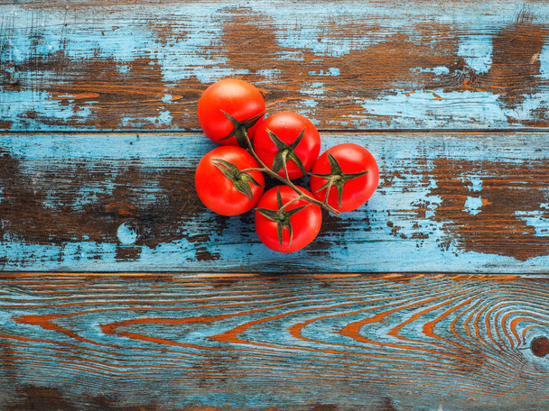 Fresh tomatoes on wooden table - Foto, Imagem
