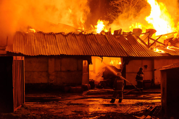 πυροσβέστες σβήνουν φωτιά - Φωτογραφία, εικόνα