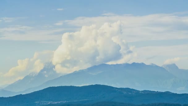 Fumée montante sur volcan actif fumant, beau paysage, time-lapse
 - Séquence, vidéo