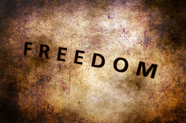 Grunge arkaplanındaki özgürlük metni - Fotoğraf, Görsel