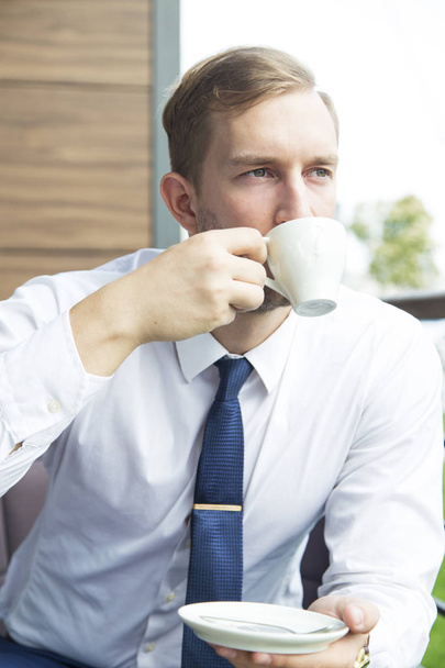 Modern businessman sitting at coffee shop - Foto, imagen