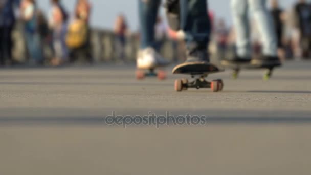Skateboarders passeio na estrada no parque
. - Filmagem, Vídeo
