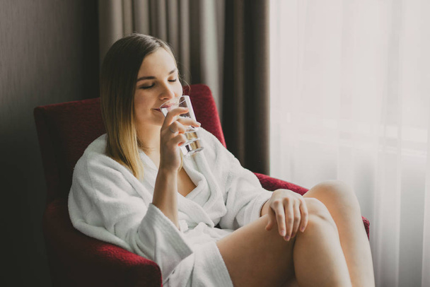 beautiful woman sitting in hotel room - Foto, Bild