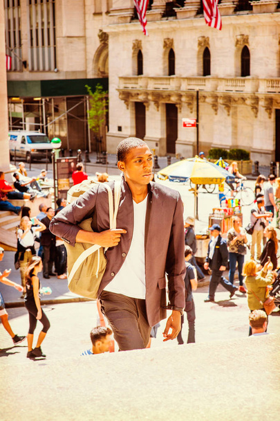 Młody człowiek African American torba na ramię, podróżowanie w N - Zdjęcie, obraz