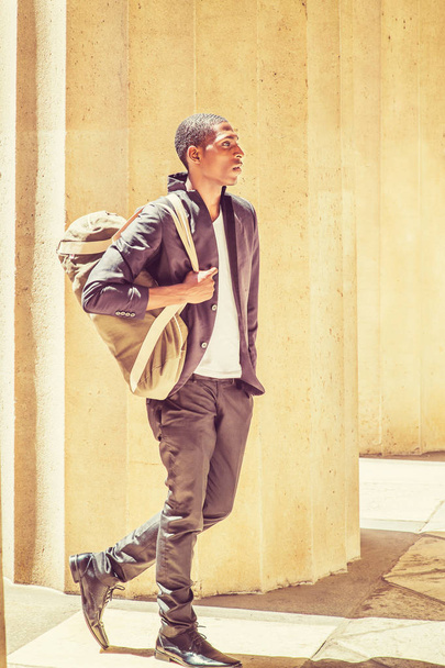 Jeune homme afro-américain portant un sac à bandoulière, voyageant en N
 - Photo, image