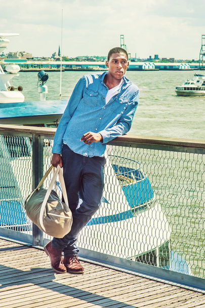 Młody człowiek African American torba transportowa, podróży w Nowym Jorku b - Zdjęcie, obraz