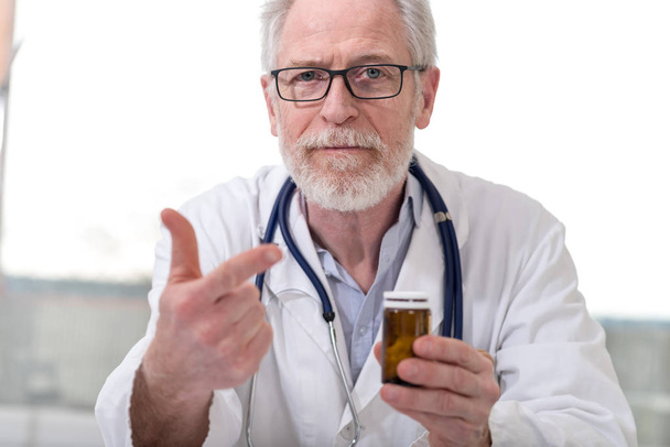 Ritratto del medico che prescrive il farmaco
 - Foto, immagini