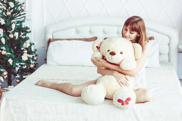 oyuncak ayı ile yatakta kız - Fotoğraf, Görsel
