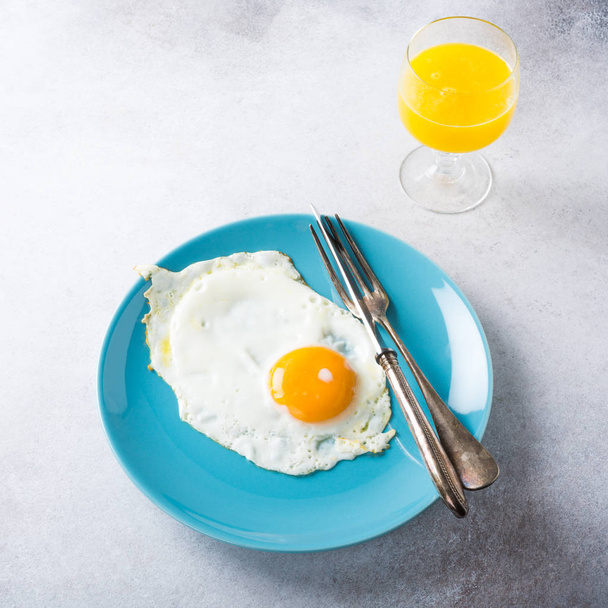 Fried egg and orange juice - Fotoğraf, Görsel