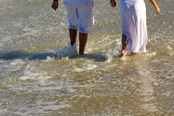 Couple marchant sur la plage de sable
 - Photo, image