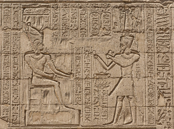 Esculturas hieroglíficas em uma antiga parede do templo egípcio
 - Foto, Imagem