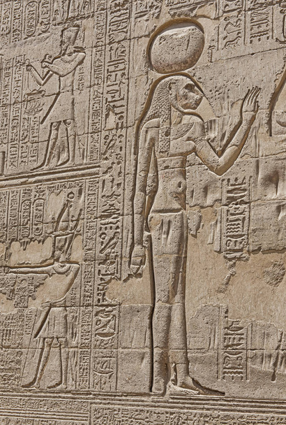 ιερογλυφική γλυπτά σε έναν τοίχο του αρχαίου αιγυπτιακού ναού - Φωτογραφία, εικόνα