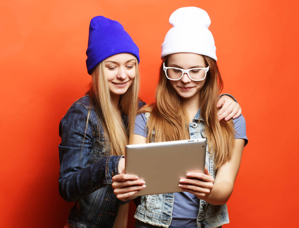 hipster girls friends taking selfie with digital tablet, studio - Foto, Bild