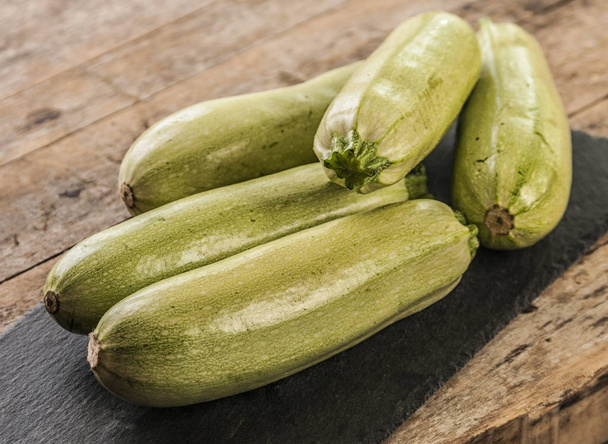 frische Zucchini auf Holzgrund - Foto, Bild