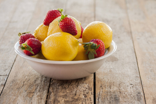 Limon ve çilek, C vitamini kaynağıdır - Fotoğraf, Görsel