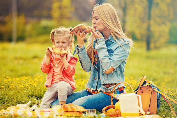 Mum and Daughter Enjoying Picnic in Park - Foto, Bild