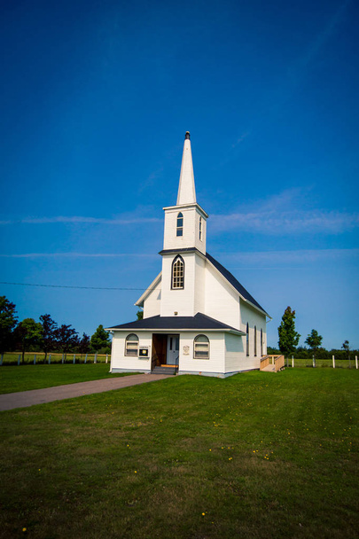 αγροτική λευκή εκκλησία prince Edward island  - Φωτογραφία, εικόνα