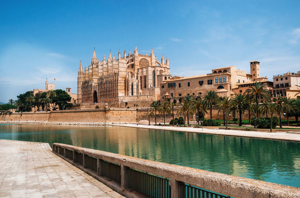 La Seu, İspanya Palma de Mallorca 'nın ortaçağ katedrali. - Fotoğraf, Görsel
