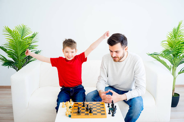 Father and son playing chess - Φωτογραφία, εικόνα