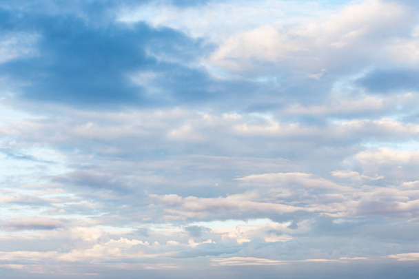 Cloud op de blauwe hemel tijdens de ochtend licht. - Foto, afbeelding