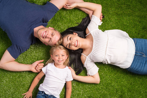 Familie liegt im Gras - Foto, Bild