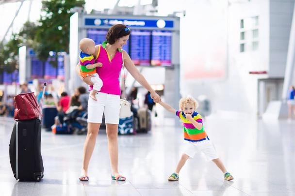 Οικογένεια στο αεροδρόμιο πριν την πτήση - Φωτογραφία, εικόνα