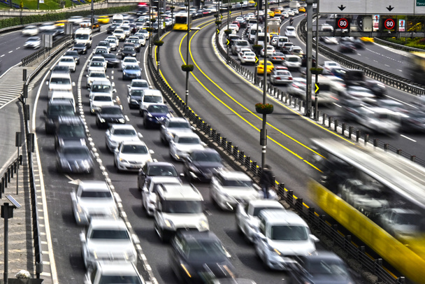 Αυτοκινητόδρομος στην Κωνσταντινούπολη κατά τη διάρκεια ώρα αιχμής - Φωτογραφία, εικόνα