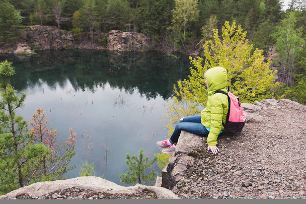 Hipster young girl with backpack enjoying the view of the lake. - Fotoğraf, Görsel