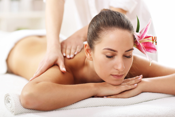Frau bekommt Massage im Wellnessbereich - Foto, Bild