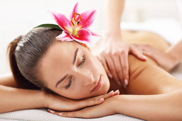  woman getting massage in spa - Fotografie, Obrázek