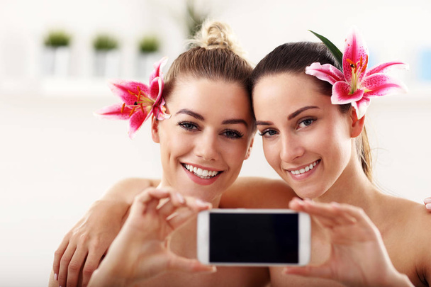 Deux belles femmes au spa
 - Photo, image