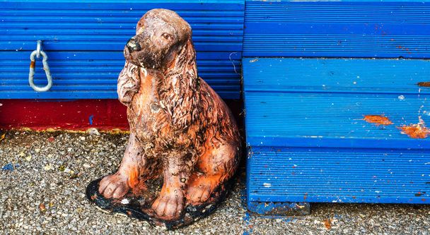 Stara figurka psa, figurka z niebieski schody drewniane, angielski - Zdjęcie, obraz
