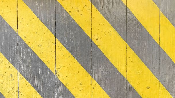Sfondo, strisce di avvertimento giallo-grigio. Avvertimento di pericolo. Telaio orizzontale
 - Foto, immagini