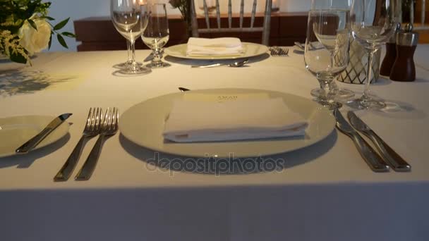Desky na svatební hostině. Prostřený stůl. Svatební dekorace - Záběry, video