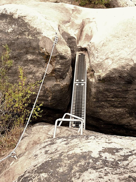 Ράμπα σιδήρου στο βράχο, τουριστικά σκάλα. Σιδήρου συστραμμένοι σχοινί σταθερά στο μπλοκ. Ορειβάτες τρόπο μέσω ferrata. - Φωτογραφία, εικόνα