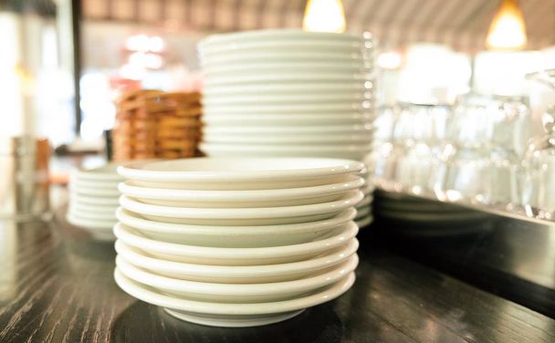  Platen en voor restaurants glas- en keramische keukengerei  - Foto, afbeelding